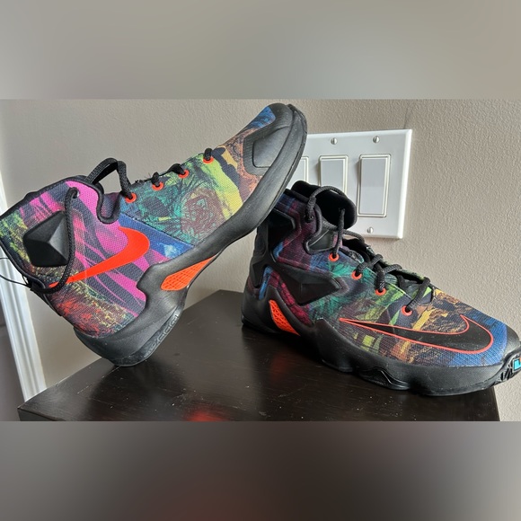 EUC NIKE Lebron James Sneakers - authentic - Picture 2 of 6